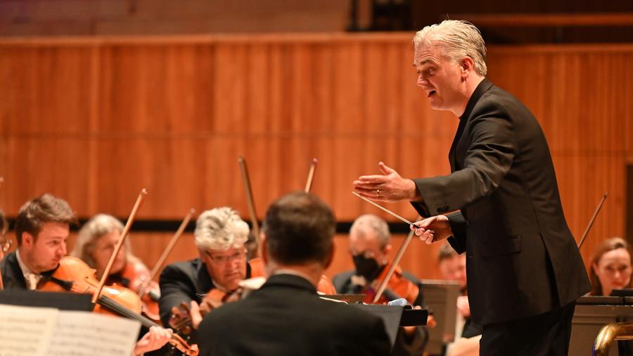 Edward Gardner conducting the London Philharmonic Orchestra