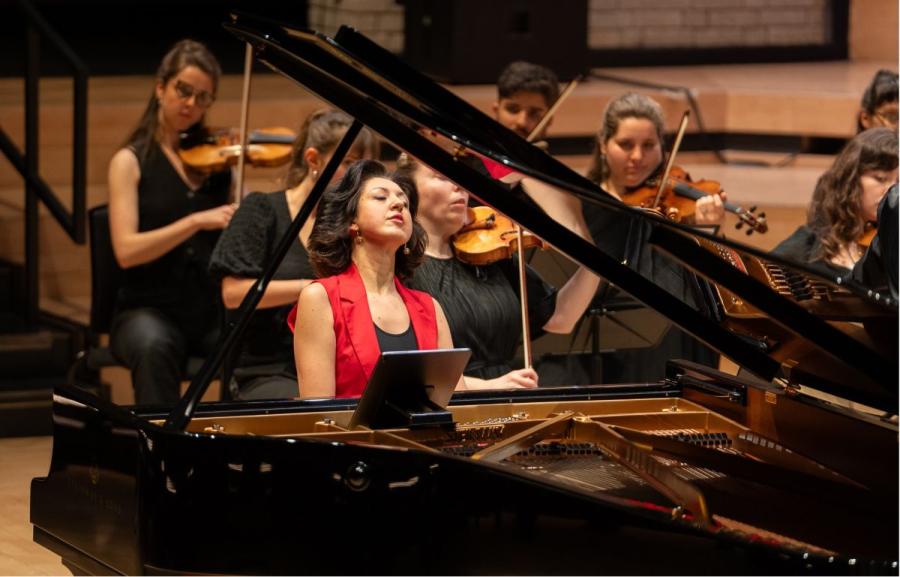 Alexandra Dariescu with Manchester Camerata cr Rebecca Everett