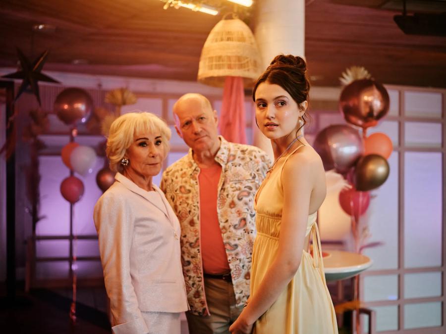 Zoe Wanamaker as Charloie Hungerford, Adrian Edmondson as Nigel, Chloë Sweetlove as Kim in Bergerac 2