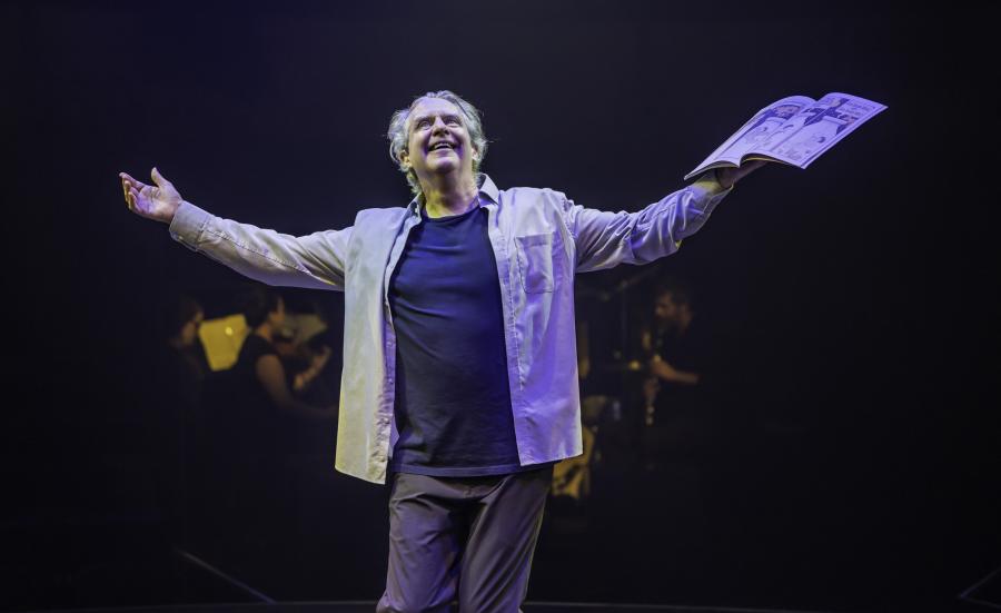Phelim McDermott in Tao of Glass