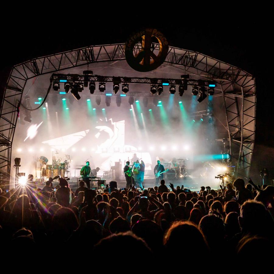 Bastille and Bluey 'avin it large on the main stage