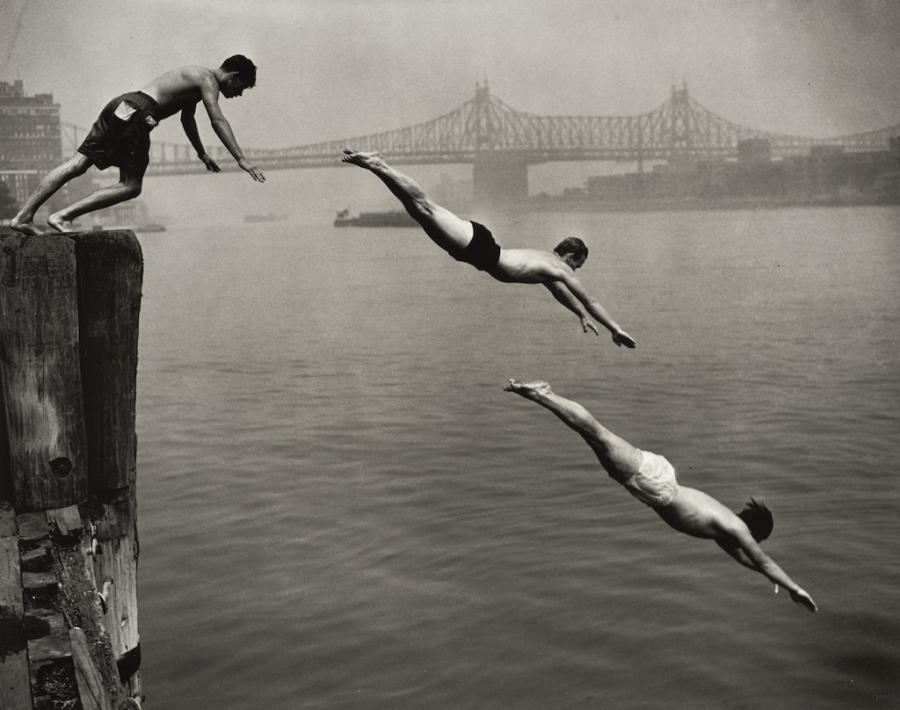 Arthur Leipzig, Divers, East River ̧1948 © Estate of Arthur Leipzig, Courtesy of Howard Greenberg Gallery, New York