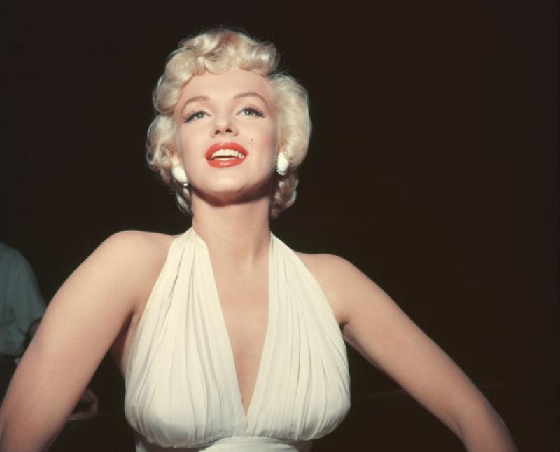 https://theartsdesk.com/sites/default/files/styles/mast_image_landscape/public/mastimages/1_Marilyn_in_White_1954_portrait.jpg?itok=s_8KXJQ1