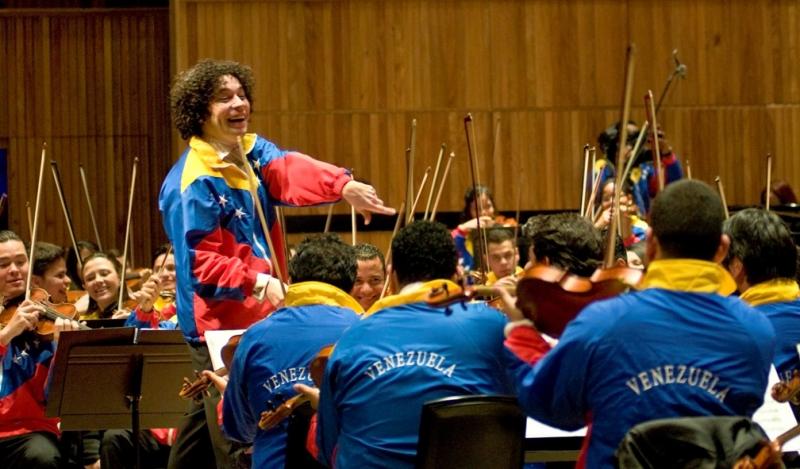 The Venezuelan conductor Gustavo Dudamel (C), his wife, the