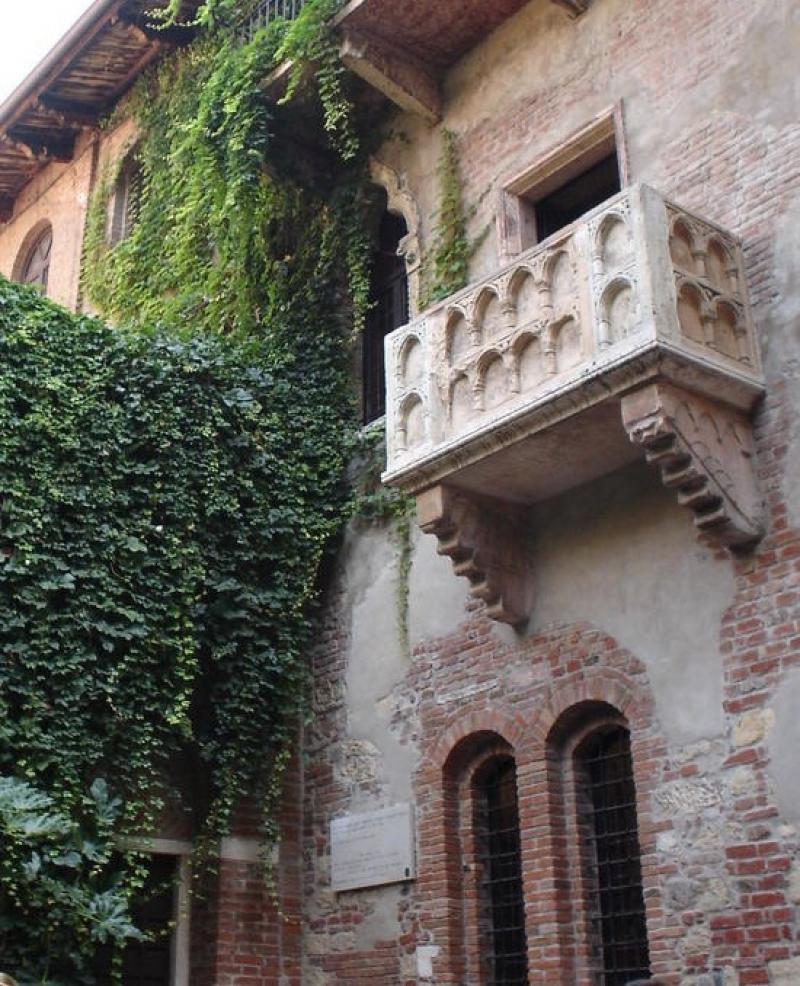 romeo and juliet balcony background